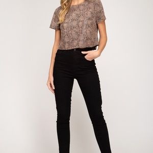 SHORT SLEEVE SNAKE SKIN SUEDE CROPT TOP